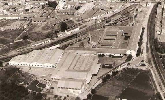 Vista aérea histórica de las instalaciones industriales que precedieron a la plaza actual