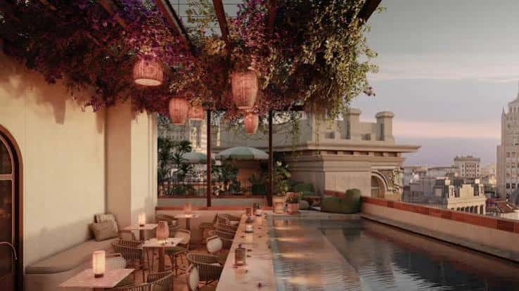 Terraza con piscina y decoración bohemia al atardecer