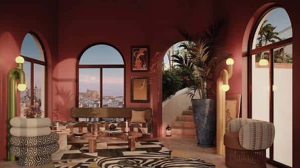 Sala interior con paredes rojas, arcos y vistas a la ciudad