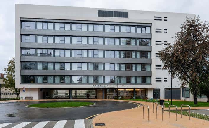 Fachada moderna de la Residencia Personas Mayores CORDIA en Burgos