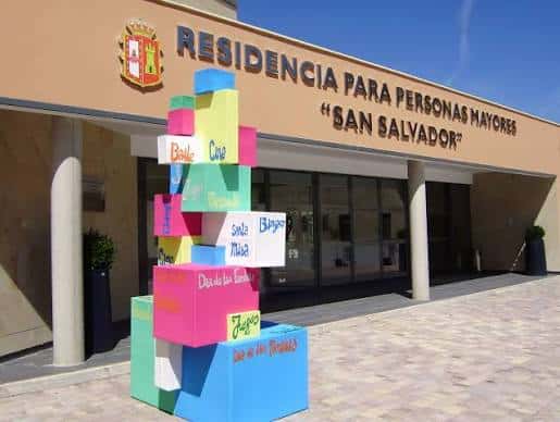 Fachada de la Residencia San Salvador con escultura decorativa