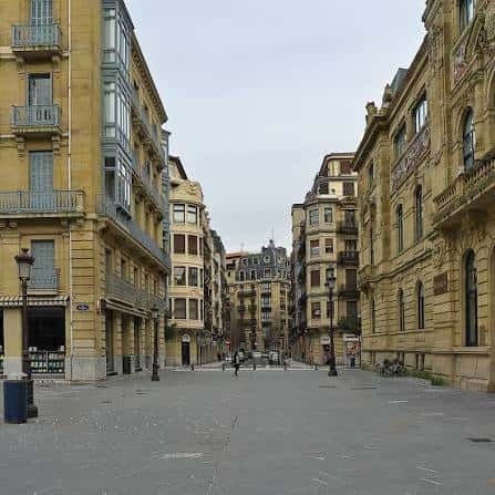 Vista panorámica de la Calle Urdaneta en San Sebastián con edificios históricos y arquitectura clásica