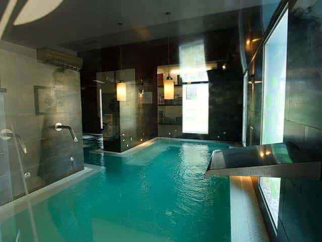 Interior de la piscina del spa con iluminación moderna y diseño elegante