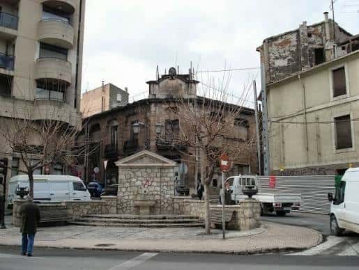 Vista general de la fuente Font Redona en una plaza urbana de Alcoy