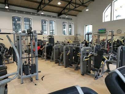 Gimnasio equipado con máquinas de entrenamiento en el Centre d'Esports d'Alcoi