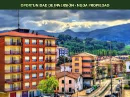 Vista panorámica de la zona urbana con edificios residenciales y montañas al fondo