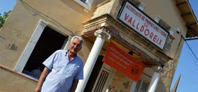 Fachada de la sede de la Asociación de Propietarios y Vecinos de Valldoreix con su letrero visible