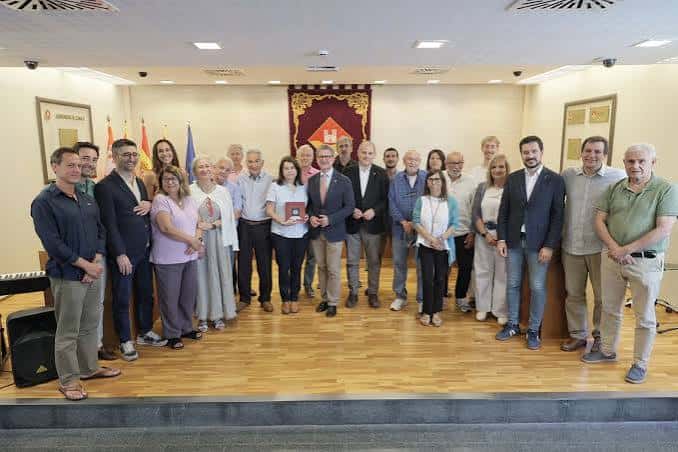 Grupo de miembros de la asociación posando en un acto oficial