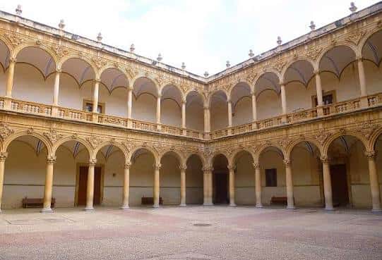 Claustro renacentista del Colegio Diocesano Santo Domingo con arcos y columnas