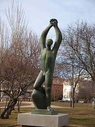 Escultura de Baltasar Lobo en el Parque León Felipe