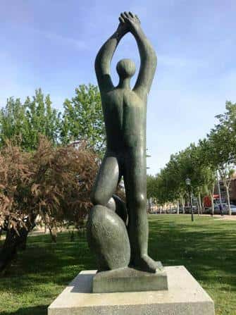 Vista detallada de la escultura del homenaje a León Felipe
