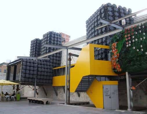 Vista exterior del EACC con su distintiva fachada de contenedores y escalera amarilla