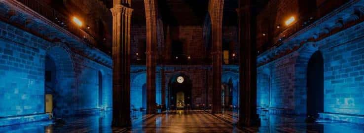 Interior de la Llotja de Mar iluminado con luz azul para eventos nocturnos
