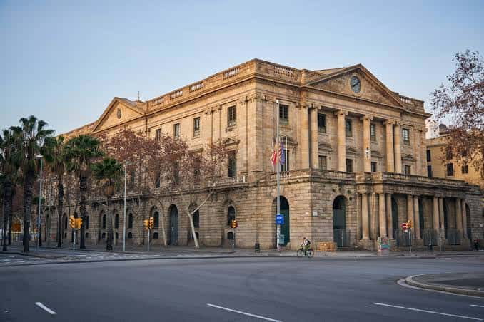 Fachada exterior neoclásica de la Llotja de Mar en Barcelona
