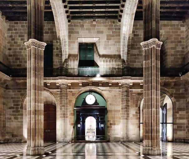 Vista frontal del salón central con columnas y reloj decorativo