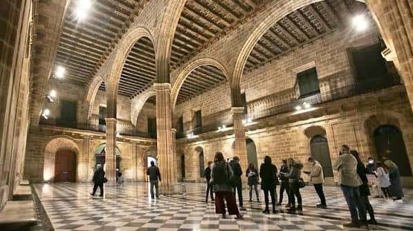 Evento social en curso dentro de la sala histórica de la Llotja de Mar