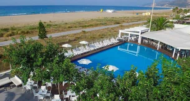 Vista aérea del Casanova Beach Club con piscina azul, tumbonas y playa al fondo