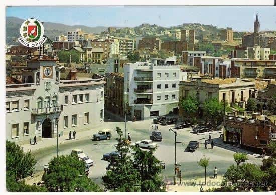 Vista panorámica histórica de la plaza antes de su renovación, mostrando el entorno urbano y el edificio del ayuntamiento