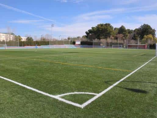 Campo de fútbol en césped artificial bajo cielo despejado