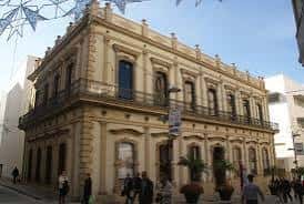Vista exterior del Museo de Ceuta mostrando su fachada neoclásica y balcón