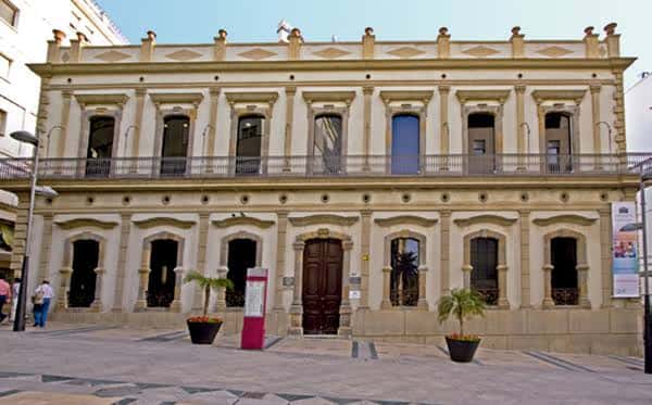 Fachada frontal del edificio del museo con columnas y entrada principal
