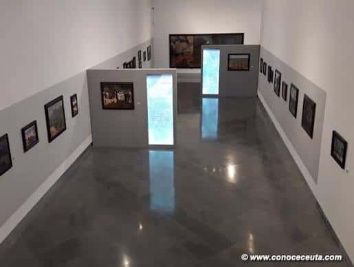 Interior de la sala de exposiciones con paneles informativos y vitrinas