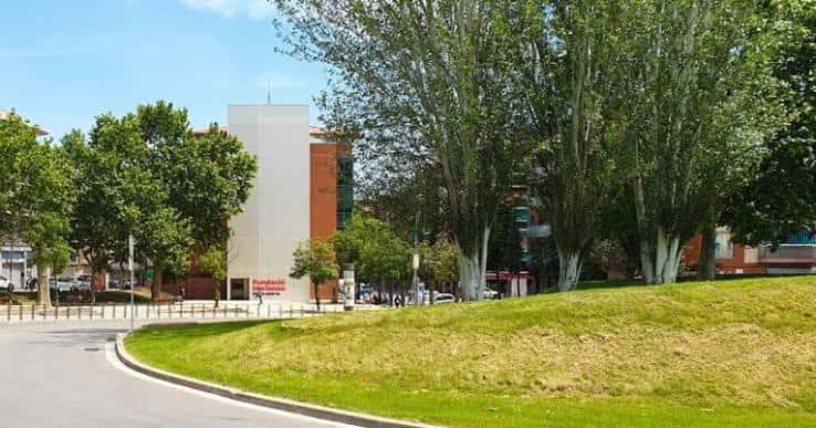 Vista exterior moderna de la Fundació Marianao rodeada de árboles y césped