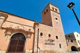 Fachada exterior del CiuFRONT Museo Medieval de Lorca con torre y cielo azul