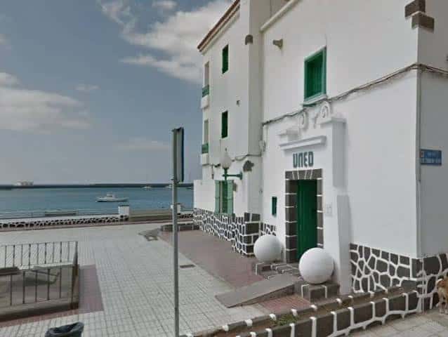 Entrada principal de la UNED Lanzarote frente al mar