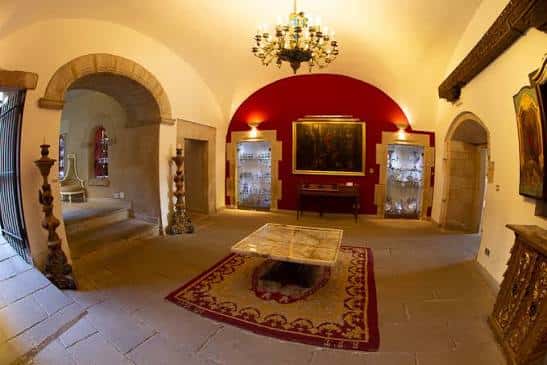 Salón interior con bóveda roja y decoración histórica