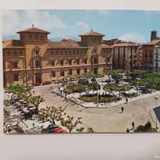 Vista panorámica de la Plaza de Cervantes con edificios históricos y una fuente central