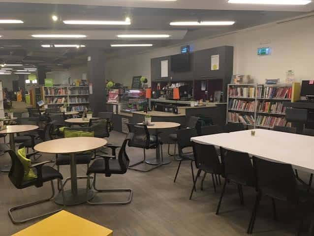 Interior del Southsea Library con mesas y sillas dispuestas para eventos o reuniones