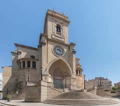 Vista frontal diurna de la Catedral de San Juan Bautista con su fachada neogótica y escalinata principal