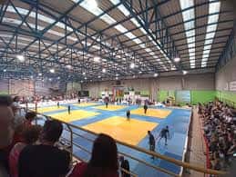 Interior del pabellón durante un evento deportivo con público en gradas