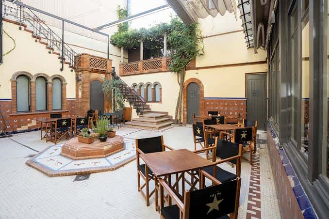 Patio interior del Arteneu con mesas y sillas dispuestas para eventos