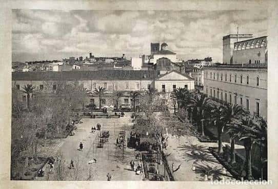 Vista histórica del paseo con edificios y palmeras a principios del siglo XX