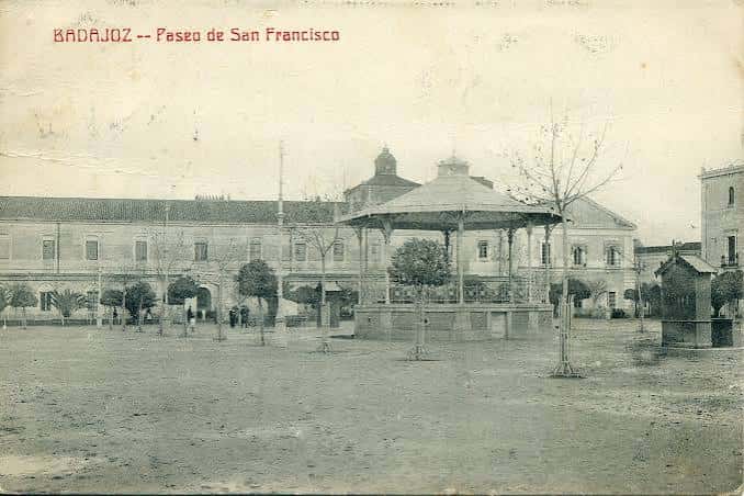 Postal antigua del Paseo de San Francisco con quiosco central