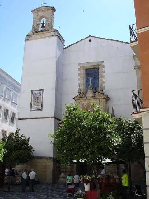 Vista exterior de la Iglesia de San Francisco en Jerez con su fachada blanca y campanario