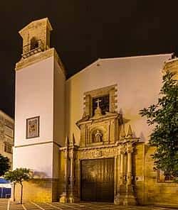 Fachada iluminada de la Iglesia de San Francisco durante la noche