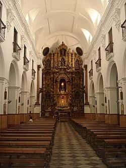 Interior de la iglesia mostrando el altar mayor y las naves laterales