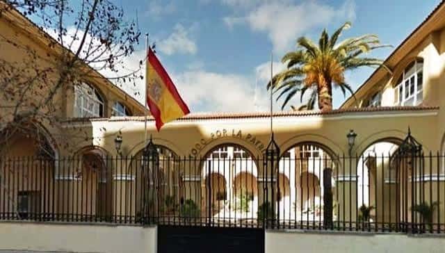 Fachada principal de la Comandancia de la Guardia Civil con bandera española y palmera