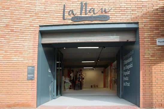 Vista exterior de la entrada principal de La Nau de Cultura Popular