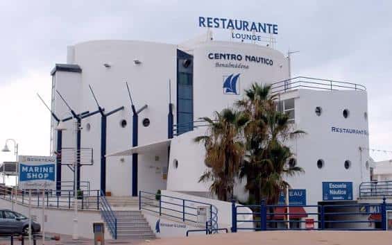 Fachada principal del Club Náutico Marítimo de Benalmádena con letreros de restaurante y centro náutico