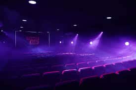 Vista del teatro con iluminación escénica en tonos morados