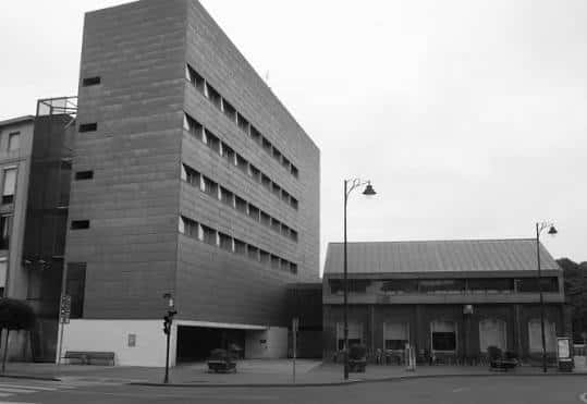 Vista exterior del Centro Cívico León Oeste con fachada moderna y edificio adyacente