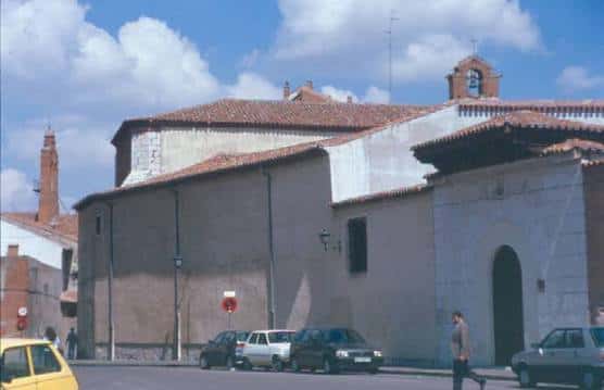 Vista exterior del Monasterio de Santa Isabel con fachada de piedra y tejado a dos aguas