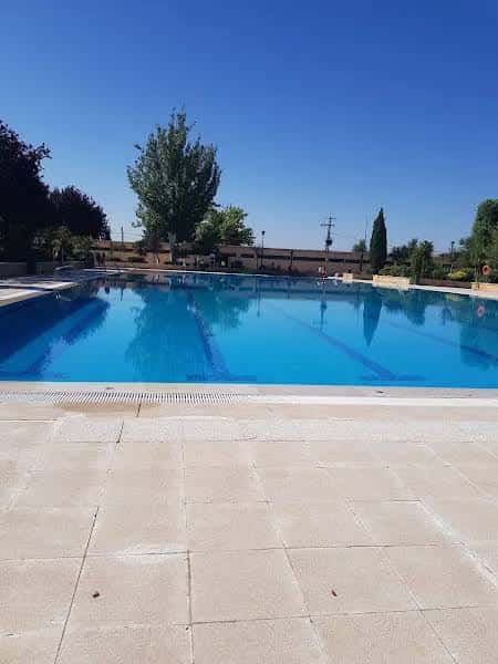 Piscina al aire libre en el complejo deportivo bajo un cielo despejado