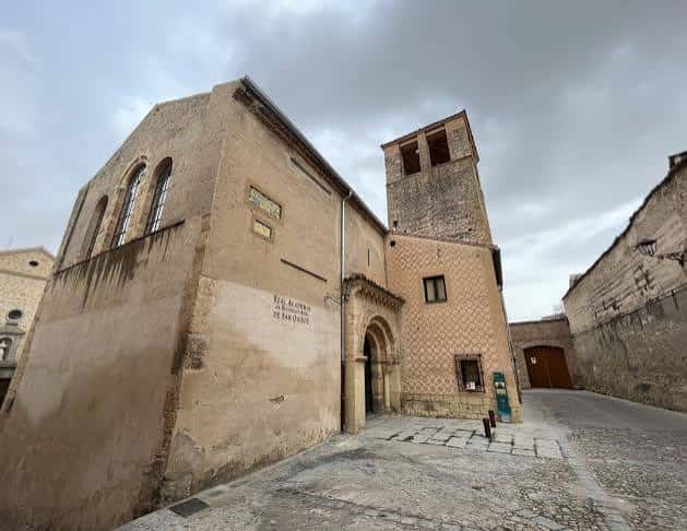 Vista exterior de la fachada principal de la Real Academia de San Quirce