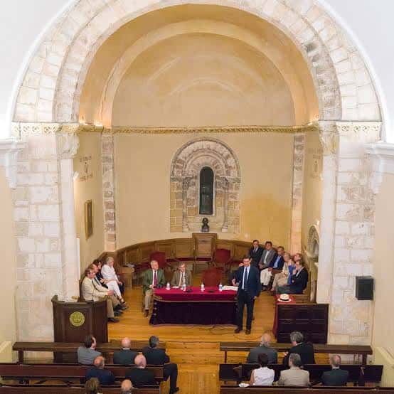 Interior del aula durante una sesión académica con público presente