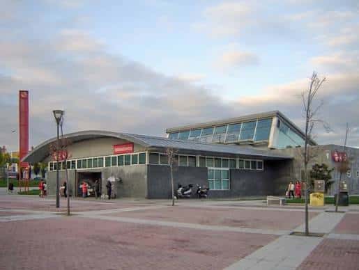 Vista exterior de la estación de Valdelasfuentes con su arquitectura moderna y plaza peatonal